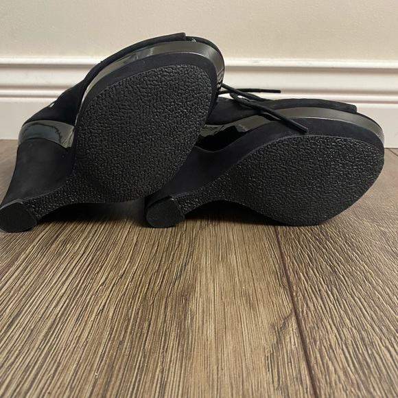 ❤️Black suede wedge tie up heels 👠 Size 6, cut out details, 5” heel - Picture 6 of 6